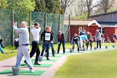 Übung macht den Meister. Nach einigen Schlägen hatten viele Besucher bereits ihre ersten Erfolgserlebnisse.
