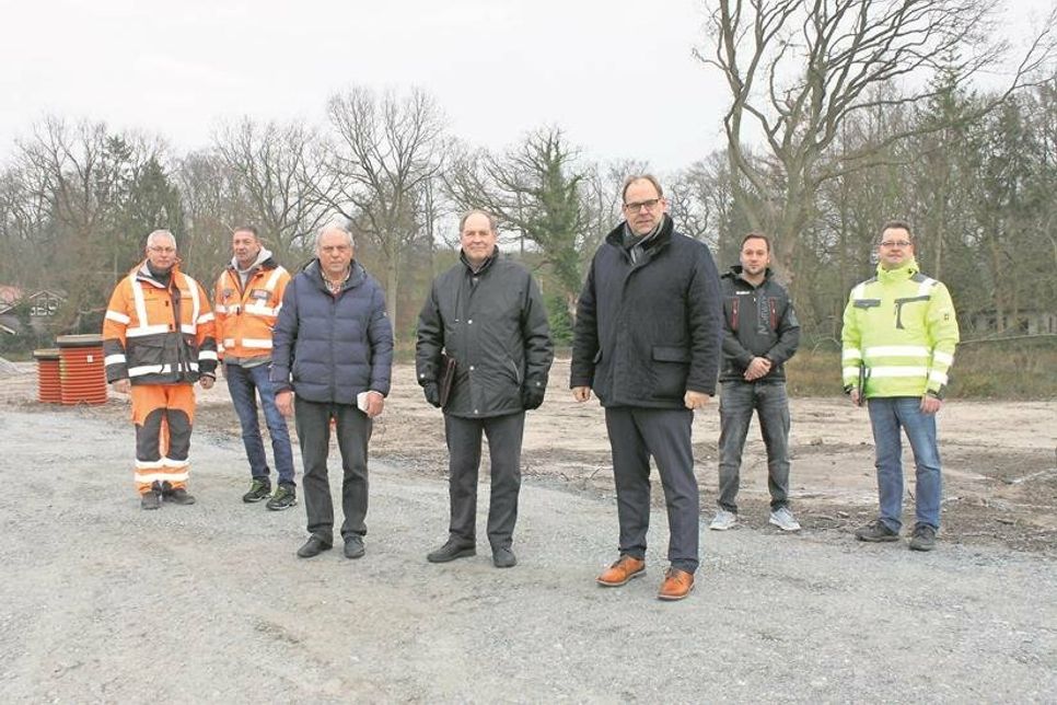 Sven Osnabrügge, Kevin Mangels, Mirko Spieckermann, Siegfried Schindler, Uwe Scholtz, Olaf Wittkowski und Armin Kortz (v. re.) trafen sich zur Abnahme des Baugrundstücks.