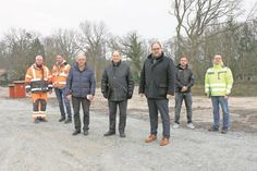Sven Osnabrügge, Kevin Mangels, Mirko Spieckermann, Siegfried Schindler, Uwe Scholtz, Olaf Wittkowski und Armin Kortz (v. re.) trafen sich zur Abnahme des Baugrundstücks.
