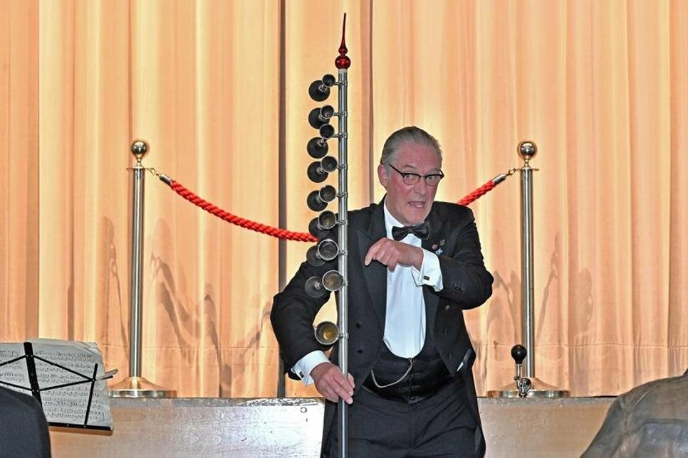 Butler Ernst Alfred alias Christoph Peters ließ zum Beginn die „Eurovisionsfanfare“ mittels Hupenkonstrukt erklingen.