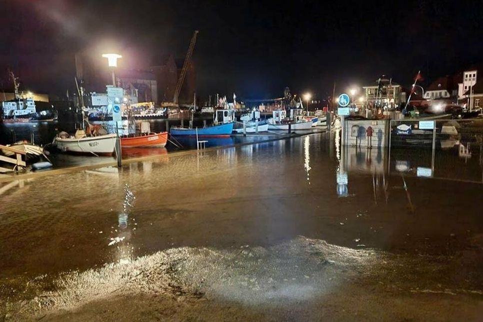 Hochwasser am Netztrockenplatz in der Nacht auf Montag.