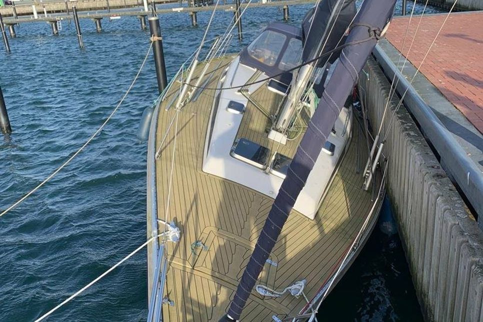 In der ancora Marina wurde eine Yacht gegen die Kaimauer gedrückt.