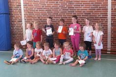 Glücklich und stolz präsentierten die Kinder ihre Urkunden und Medaillen.