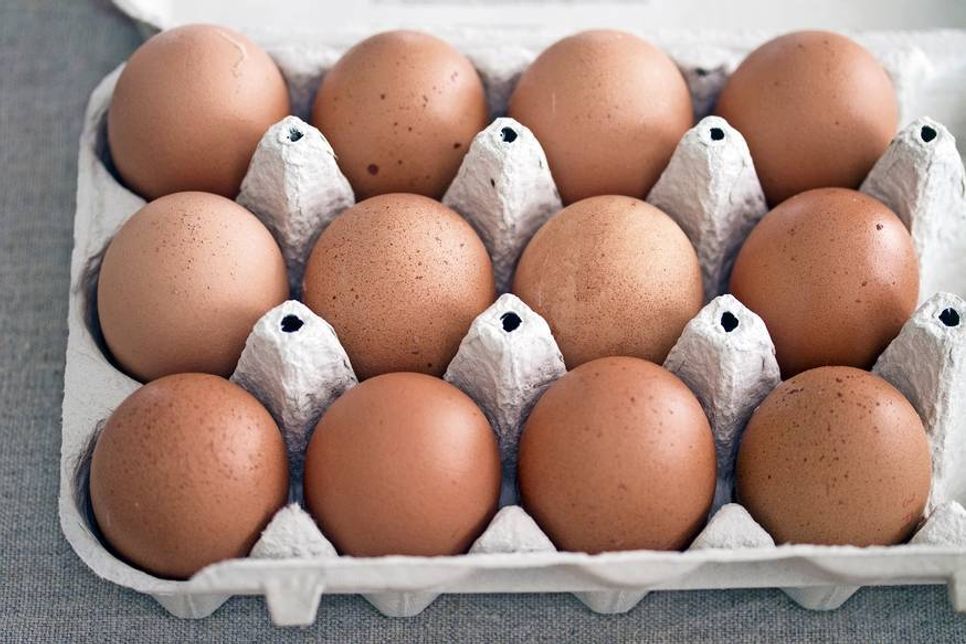 Verbraucher sollten auf die Chargennummern achten und auf Eier mit der Kennzeichnung NL verzichten. Die Nummer 03 steht für Niedersachsen, hier wurde bisher in drei Betrieben Fipronil nachgewiesen.