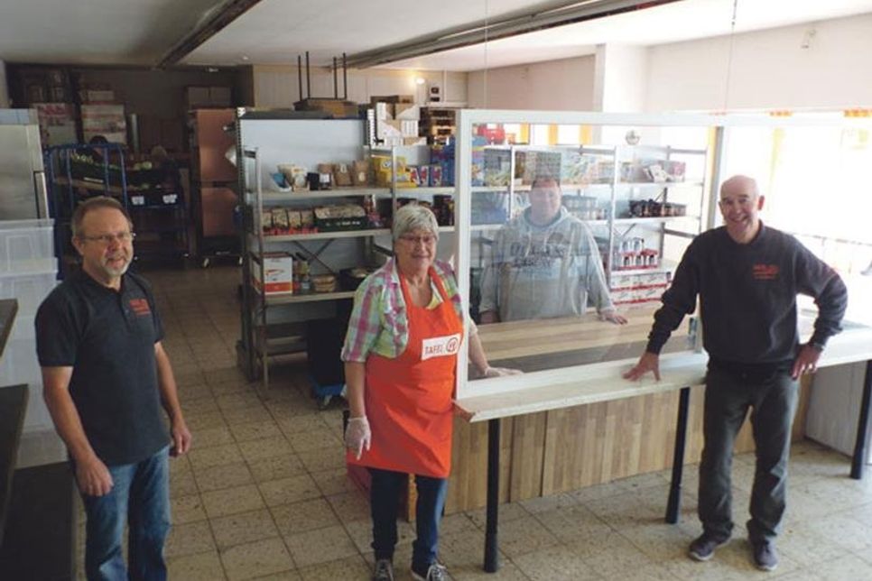 Der neue „Spuckschutz“ mindert zwar das Ansteckungsrisiko, macht aber aus der Selbstbedienung eine Bedienung. Die nach Wunsch gepackte Kiste wird dann um die Ecke zu den KundInnen gerollt.