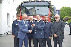 Der stv. Kreiswehrführer Michael Hasselmann (von links), Bürgermeister Volker Owerien, Ehrengemeindewehrführer Reinhold Mang, Ortswehrführer Dennis Jordt, Gemeindewehrführer Patrick Bönig und der stellvertretende Landrat Manfred Jaeger bei der Fahrzeugübergabe des neuen LF 10 an die Freiwillige Feuerwehr Pönitz. (Foto: René Kleinschmidt)