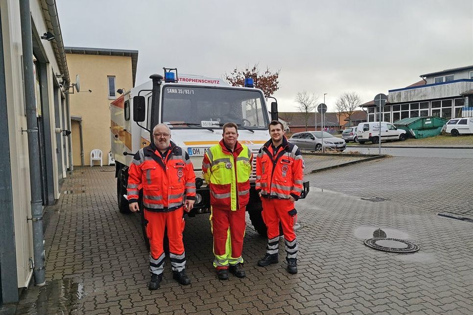Kurz vor der Abfahrt nach Niendorf stellten sich die Rettungsdienst-Mitarbeiter Heiko Zachriat und Torben Hamer sowie der ehrenamtliche SEG-Leiter Michael Mohr vom ASB Ostholstein vor dem Unimog zu einem Foto.