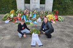 Tylor Stender vom Kinder- und Jugendparlament Neustadt legte am 3. Mai am Ehrenfriedhof der Cap Arcona Gedenkstätte ein Gesteck nieder.