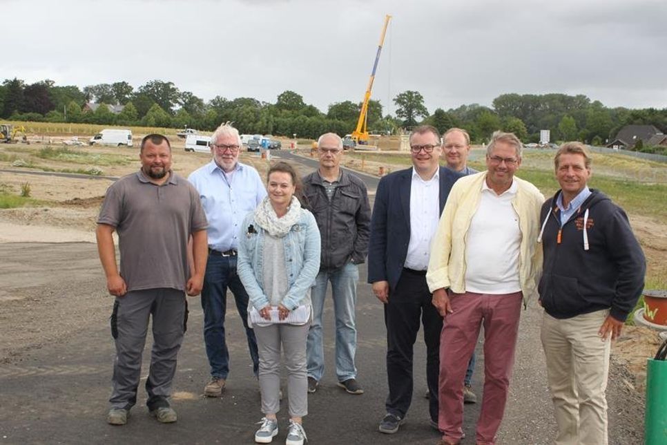 Abnahmetermin am gestrigen Dienstag mit Vertretern der Gemeinde Lensahn, des Ingenieurbüros, des Vertragspartners für Erschließungsmaßnahmen sowie der bauausführenden Firma.