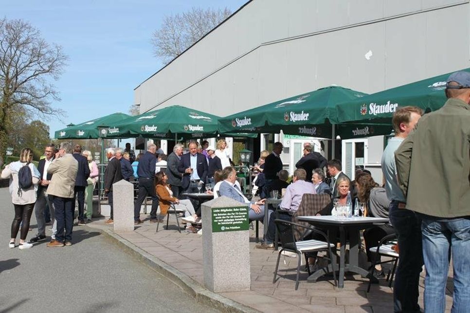Die geladenen Gäste aus Politik und Vereinen feierten im Golfclub Grömitz.