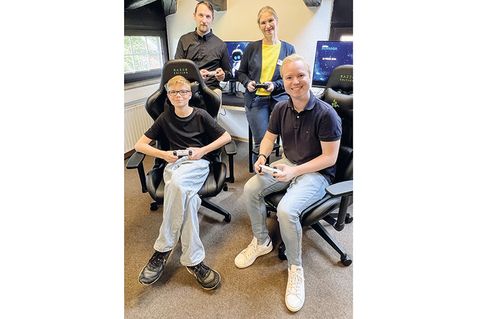 Freuen sich über den E-Gaming-Raum im Jugendzentrum:Trainer Philipp Janßen (hinten), Gemeindejugendkoordinatorin Jenni Sjöholm, Carlo Först, Mitglied AK JuZu, und Projektinitiator Hanno Wulff (re.).