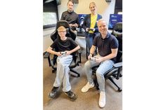 Freuen sich über den E-Gaming-Raum im Jugendzentrum:Trainer Philipp Janßen (hinten), Gemeindejugendkoordinatorin Jenni Sjöholm, Carlo Först, Mitglied AK JuZu, und Projektinitiator Hanno Wulff (re.).