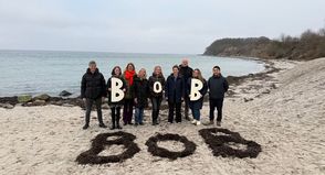 Die BoB-Projektpartner der deutschen Seite, von links nach rechts: Franc Grimm (Uni Lübeck), Jacqueline Schumacher, Petra Rathje, Sina Puck, Noemi Schmidt (alle vier LTO Ostseeferienland), Ulrike Grimm (LTO Tourismus-Agentur Lübecker Bucht), Kai Neumann (Uni Lübeck), Michelle Zabel, Thuan Nguyen (LTO OstseeFerienLand). Auch mit dabei, aber auf dem Bild nicht anwesend: LTO OstseeSpitze & LTO Fehmarn.