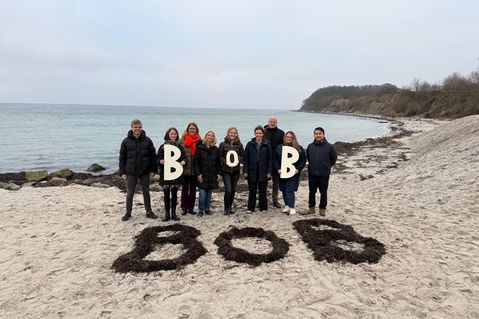 Die BoB-Projektpartner der deutschen Seite, von links nach rechts: Franc Grimm (Uni Lübeck), Jacqueline Schumacher, Petra Rathje, Sina Puck, Noemi Schmidt (alle vier LTO Ostseeferienland), Ulrike Grimm (LTO Tourismus-Agentur Lübecker Bucht), Kai Neumann (Uni Lübeck), Michelle Zabel, Thuan Nguyen (LTO OstseeFerienLand). Auch mit dabei, aber auf dem Bild nicht anwesend: LTO OstseeSpitze & LTO Fehmarn.