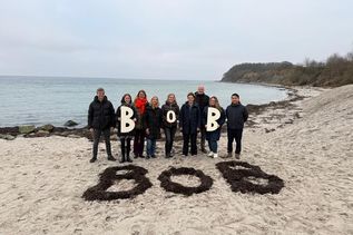 Die BoB-Projektpartner der deutschen Seite, von links nach rechts: Franc Grimm (Uni Lübeck), Jacqueline Schumacher, Petra Rathje, Sina Puck, Noemi Schmidt (alle vier LTO Ostseeferienland), Ulrike Grimm (LTO Tourismus-Agentur Lübecker Bucht), Kai Neumann (Uni Lübeck), Michelle Zabel, Thuan Nguyen (LTO OstseeFerienLand). Auch mit dabei, aber auf dem Bild nicht anwesend: LTO OstseeSpitze & LTO Fehmarn.