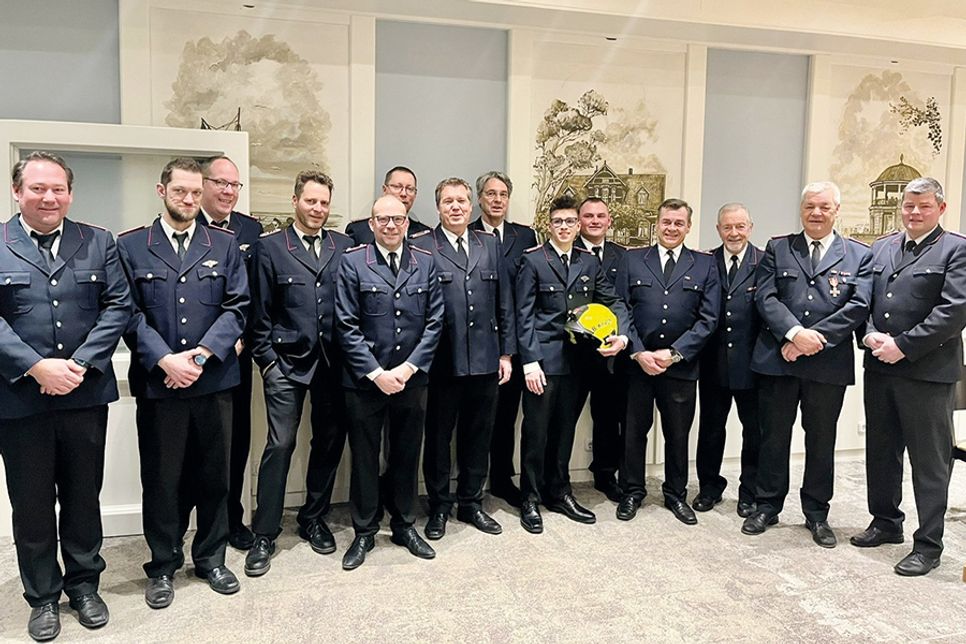 Niendorfs Wehrführer Fabian Post (rechts) und sein Stellvertreter Sascha Klink (links) mit den beförderten und geehrten Kameraden.