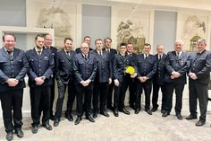 Niendorfs Wehrführer Fabian Post (rechts) und sein Stellvertreter Sascha Klink (links) mit den beförderten und geehrten Kameraden.