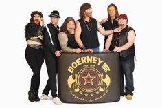 „Boerney & die Tri Tops“ heizen am Freitagabend das Publikum ein.