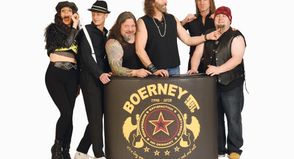 „Boerney & die Tri Tops“ heizen am Freitagabend das Publikum ein.