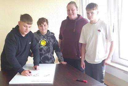 Andrej, Maurice und Olendo tragen sich auf der „Gästetafel“ ein.