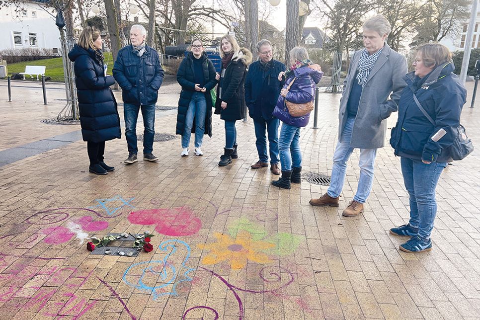Den 80. Jahrestag der Befreiung von Auschwitz nahmen Schüler der 10b zum Anlass, die Stolpersteine durch sorgsam ausgewählte Symbole mittels Street-Art in den Blickpunkt zu rücken und Blumen und Steine niederzulegen.