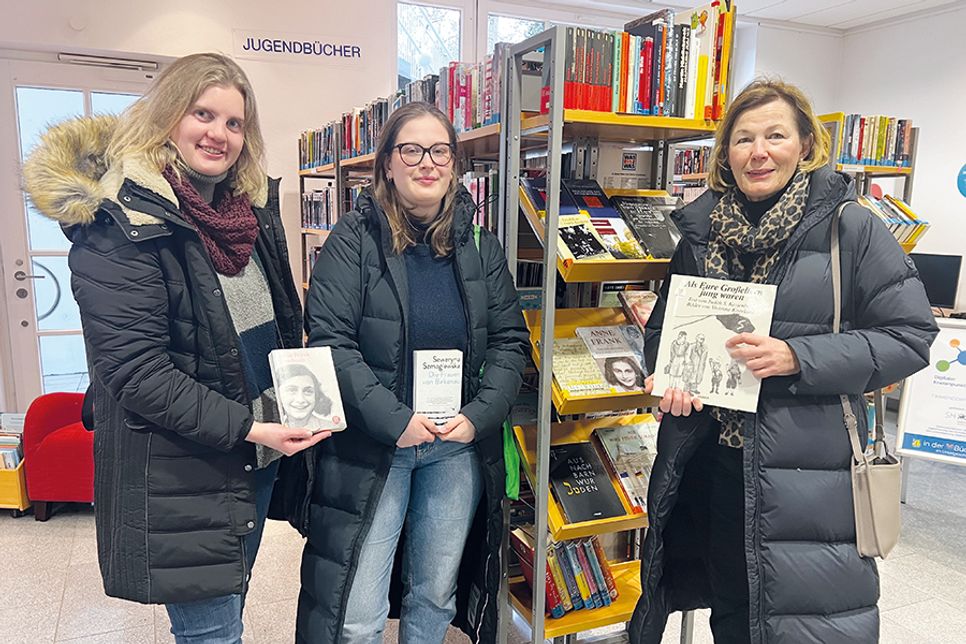 Anna Tönnsen und Sunje Martensen mit Dorothea Janssen-Terveen, Patin der Stoplersteine in Timmendorfer Strand, die in der Gemeindebücherei Lesungen abhielten.
