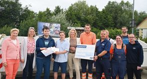 Sven Thode, Vorarbeiter auf dem ZVO Recyclinghof Bad Schwartau, und seine Kollegen bei der Übergabe der Spende an die „Villa Wir“-Delegation.