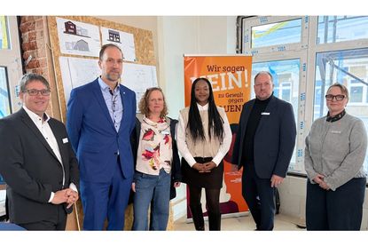 24 zusätzliche Frauenhausplätze sollen im Kreis Ostholstein entstehen. Über die Planungen und das neue Förderprogramm des Landes informierten (v. lks.): Gerhard Petermann (Investitionsbank Schleswig-Holstein), Fabian Weist (Wohnungsbaugesellschaft Ostholstein), Julia Dabelstein (Frauenberatung und Notruf Ostholstein), Gleichstellungsministerin Aminata Touré, Landrat Timo Gaarz und Stephanie Stührholdt (Gleichstellungsbeirat Ostholstein).