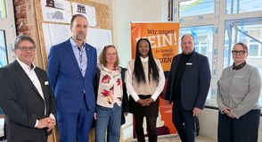 24 zusätzliche Frauenhausplätze sollen im Kreis Ostholstein entstehen. Über die Planungen und das neue Förderprogramm des Landes informierten (v. lks.): Gerhard Petermann (Investitionsbank Schleswig-Holstein), Fabian Weist (Wohnungsbaugesellschaft Ostholstein), Julia Dabelstein (Frauenberatung und Notruf Ostholstein), Gleichstellungsministerin Aminata Touré, Landrat Timo Gaarz und Stephanie Stührholdt (Gleichstellungsbeirat Ostholstein).