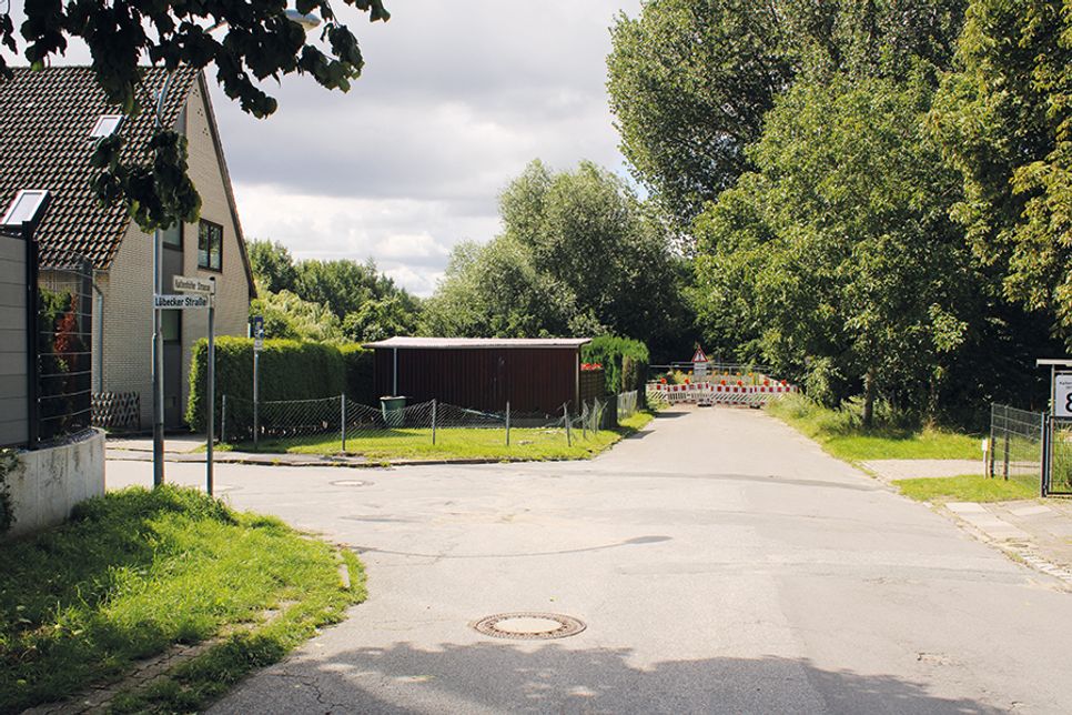 Die Brücke in der Kaltenhöfer Straße, die von Sereetz nach Bad Schwartau führt ist gesperrt ist bereits seit einigen Monat gesperrt. Der Ersatzbau soll nun erst 2027 kommen.