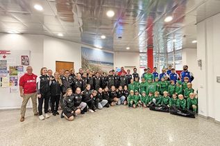 Freuen sich zusammen mit Stephan Doormann von der Sparkasse Holstein über die neue Sportbekleidung: Die fünf Gewinnerteams aus Oldenburg.