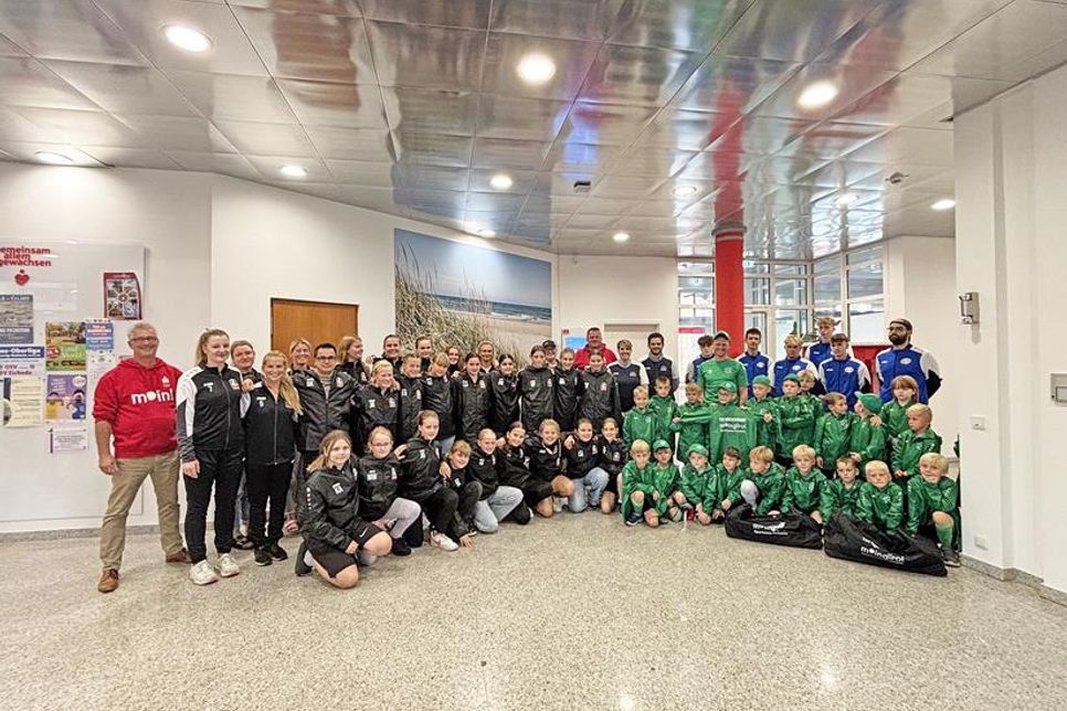 Freuen sich zusammen mit Stephan Doormann von der Sparkasse Holstein über die neue Sportbekleidung: Die fünf Gewinnerteams aus Oldenburg.