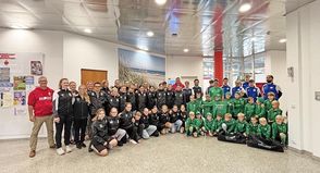 Freuen sich zusammen mit Stephan Doormann von der Sparkasse Holstein über die neue Sportbekleidung: Die fünf Gewinnerteams aus Oldenburg.