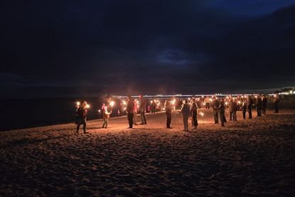 Im warmen Fackelschein am Ostseestrand.