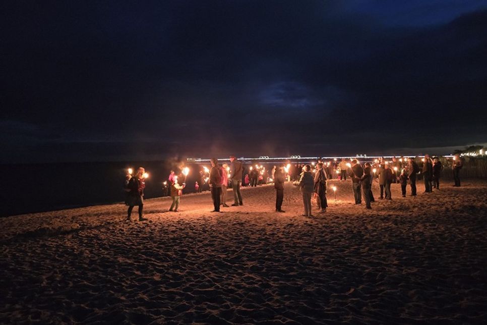 Im warmen Fackelschein am Ostseestrand.