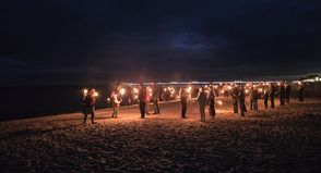 Im warmen Fackelschein am Ostseestrand.