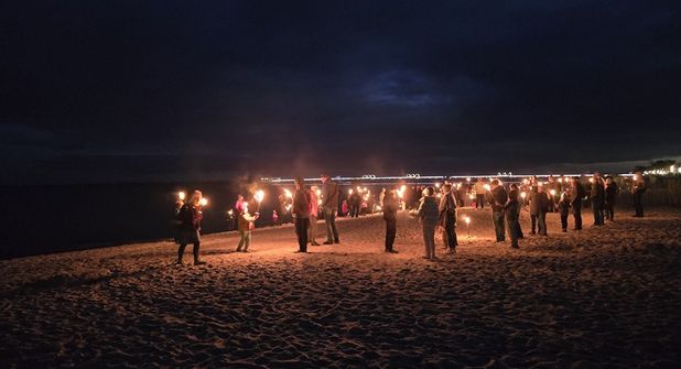 Im warmen Fackelschein am Ostseestrand.