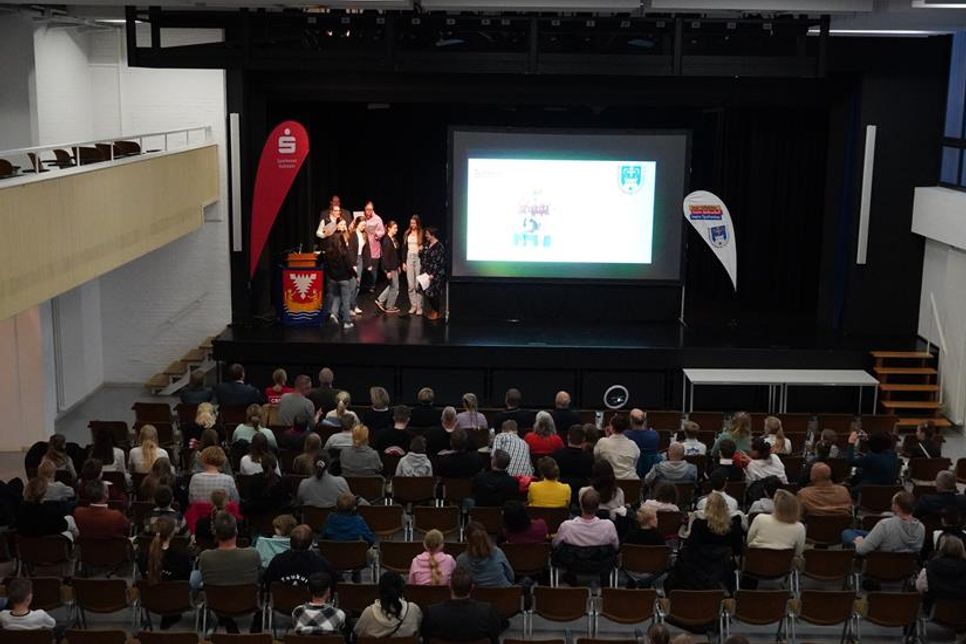 Volles Haus im Theatersaal der Jacob-Lienau-Schule.