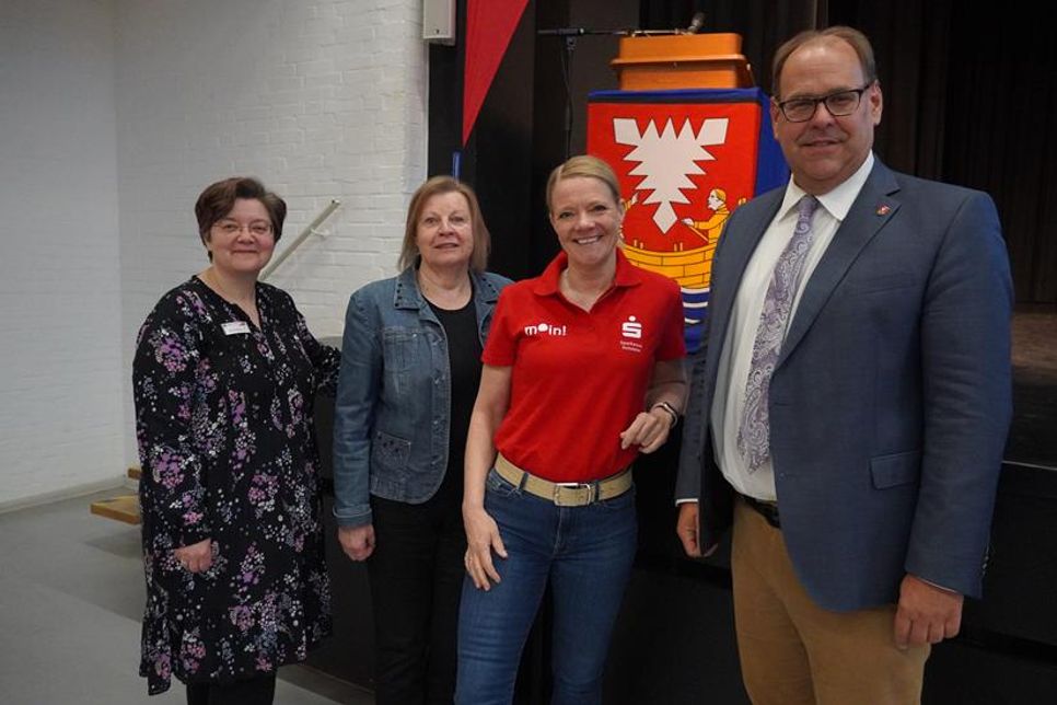 Mareikje Jeck, Jutta Voigt, Sandra Wehrend und Bürgermeister Mirko Spieckermann (v. lks.) gratulierten den jungen Sportlern.