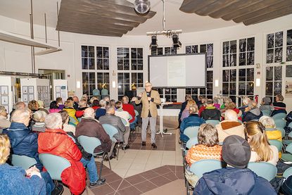 Michael Bouteiller, der ehemalige Bürgermeister der Hansestadt Lübeck, bei seinem Impulsvortrag in der Trinkkurhalle in Timmendorfer Strand.