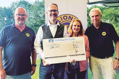 Nils Walbaum (Lions Club, von links), Dr. Frank Stehr, Vorstand der NCL Stiftung, Birgit Saatrübe-Möllers, Kuratoriumsmitglied der NCL-Stiftung, und Oliver Vogt (Lions Club) bei der Scheckübergabe.