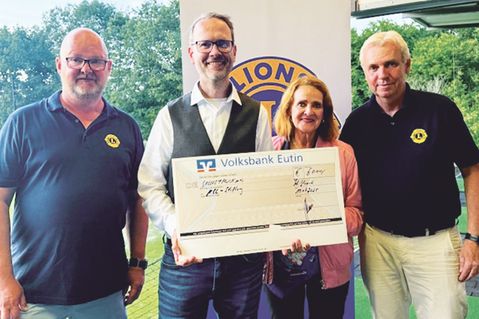 Nils Walbaum (Lions Club, von links), Dr. Frank Stehr, Vorstand der NCL Stiftung, Birgit Saatrübe-Möllers, Kuratoriumsmitglied der NCL-Stiftung, und Oliver Vogt (Lions Club) bei der Scheckübergabe.