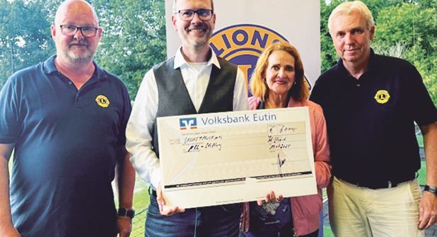 Nils Walbaum (Lions Club, von links), Dr. Frank Stehr, Vorstand der NCL Stiftung, Birgit Saatrübe-Möllers, Kuratoriumsmitglied der NCL-Stiftung, und Oliver Vogt (Lions Club) bei der Scheckübergabe.