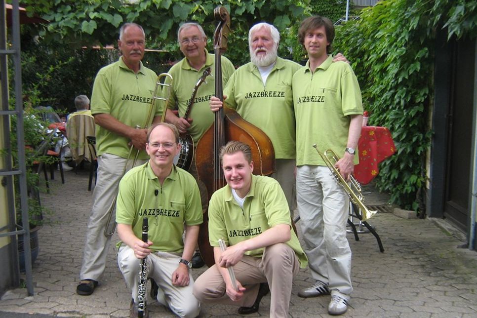 Die Band Jazzbreeze begleitet den Neujahrsfrühschoppen in Kellenhusen mit Oldtime-Jazz und Swing-Klängen.