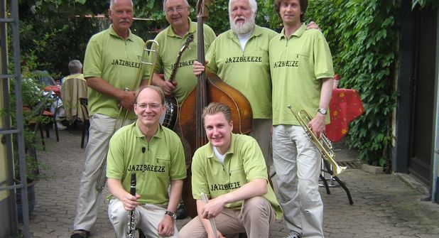 Die Band Jazzbreeze begleitet den Neujahrsfrühschoppen in Kellenhusen mit Oldtime-Jazz und Swing-Klängen.