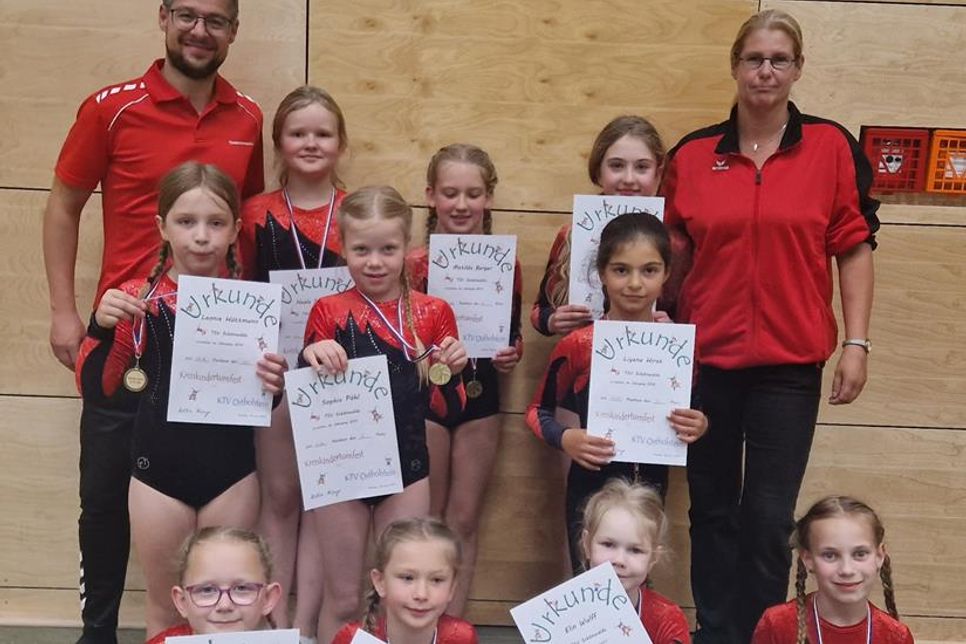Die Turnfestteilnehmer mit den Trainern Patrick Klos und Melanie Lindau.