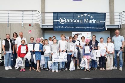 Strahlende Gesichter in der Klasse Optimist B: Die Top 20 des diesjährigen Opti Cups 2025 nahmen in der Ausstellungshalle der ancora Marina ihre Preise entgegen.
