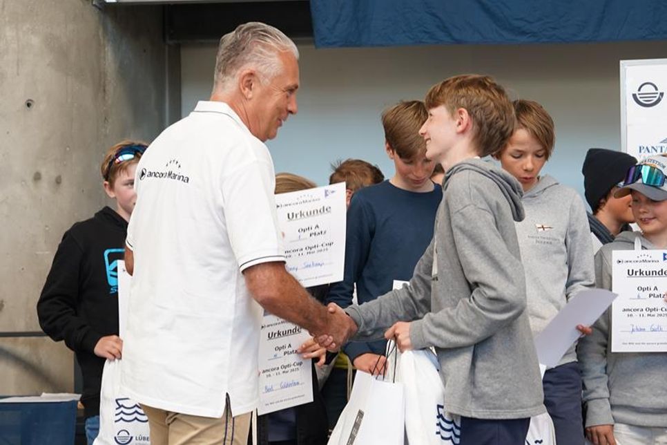 Ein besonderes Highlight: Der 13-jährige Jonny Seekamp (WVH Hemelingen), der bereits an Opti-Weltmeisterschaften in Spanien und Argentinien teilgenommen hat und für die diesjährige WM in Slowenien qualifiziert ist, belegte in allen sieben Wettfahrten der Opti-A-Klasse den ersten Platz.