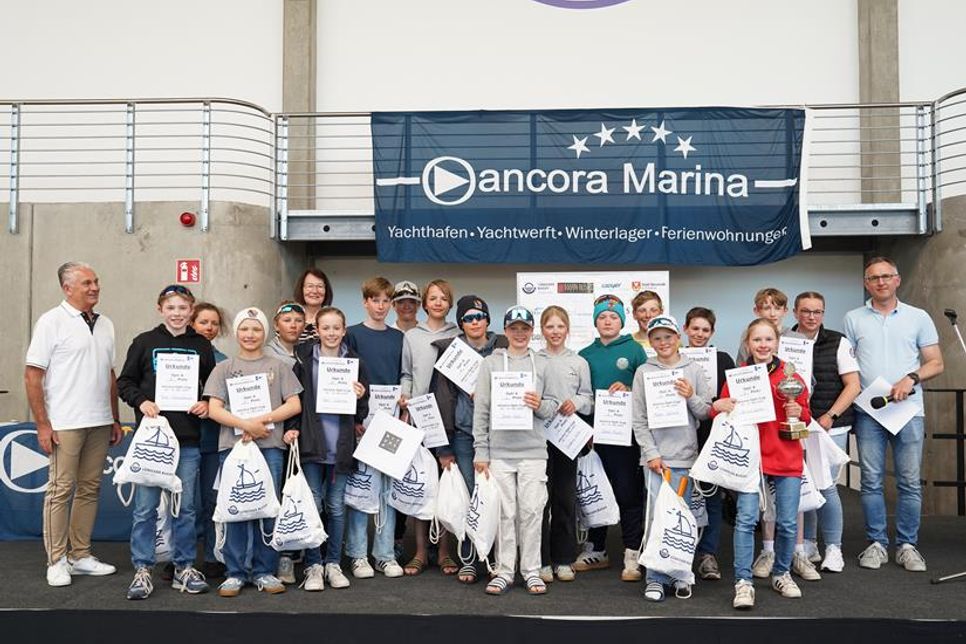 Die 20 besten Seglerinnen und Segler der Klasse Optimist A wurden in der Ausstellungshalle der ancora Marina für ihre starken Leistungen beim Opti Cup 2025 ausgezeichnet.