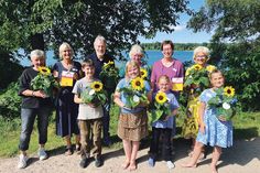 Als kleines Zeichen der Wertschätzung und Dankeschön gab es beim Sommerfest eine Sonnenblume für alle ehrenamtlichen Lesementoren.
